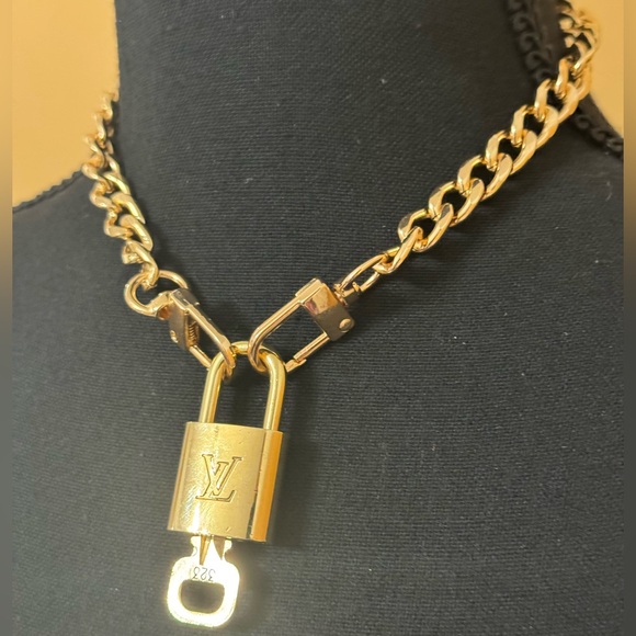 Louis Vuitton Jewelry - Louis Vuitton #323 Gold Lock and Key with chain